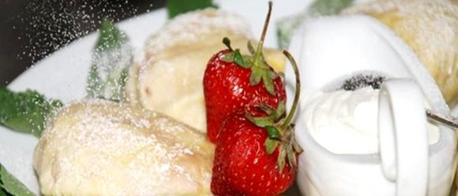 Паровые творожные вареники с клубникой