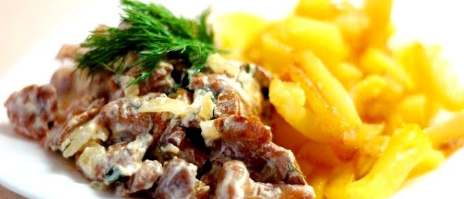 Лисички, тушеные в сметане