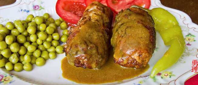 Свинина, фаршированная курагой и луком