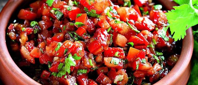Сальса из клубники и помидора с кинзой