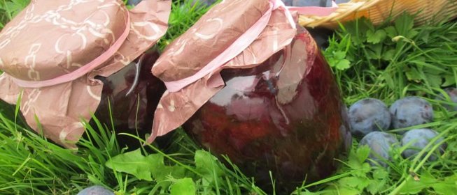 Сливовое варенье с пряностями в вине