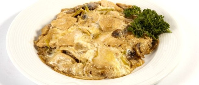 Куриное филе в соевом соусе, в омлете с рисом и спаржей