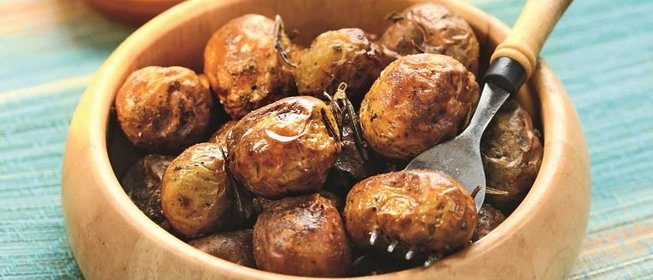 Запеченный в духовке картофель с чесноком и розмарином