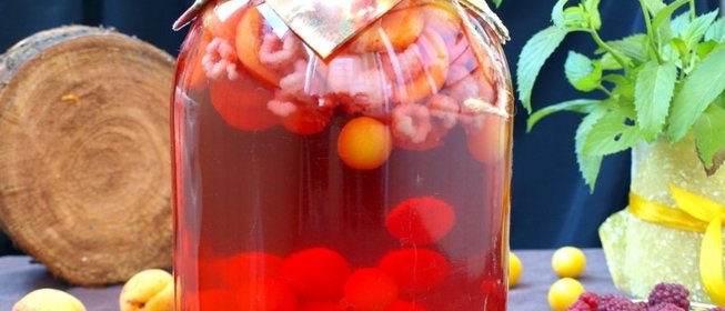 Компот с абрикосами, малиной и алычой на зиму