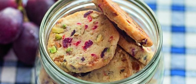 Печенье с орехами и вялеными ягодами