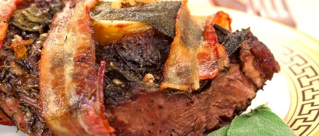 Говядина, запеченная с травами и беконом