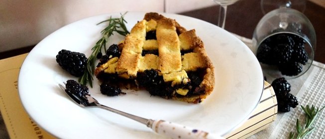 Кростата с шелковицей, розмарином и белым вином