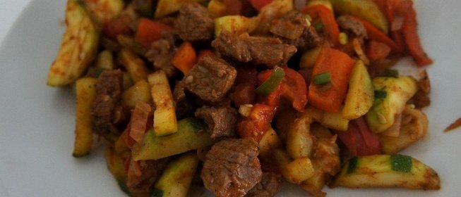 Пикантная говядина с овощами