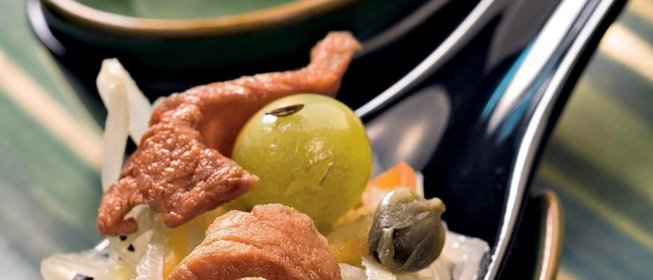 Теплый салат из свинины и винограда