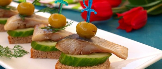 Канапе с сельдью и свежим огурцом