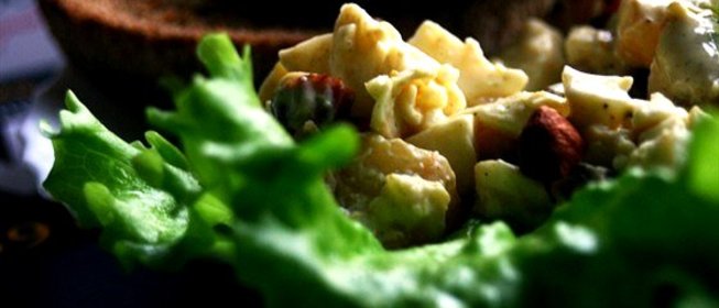 Закуска из ананаса с яйцами и карри