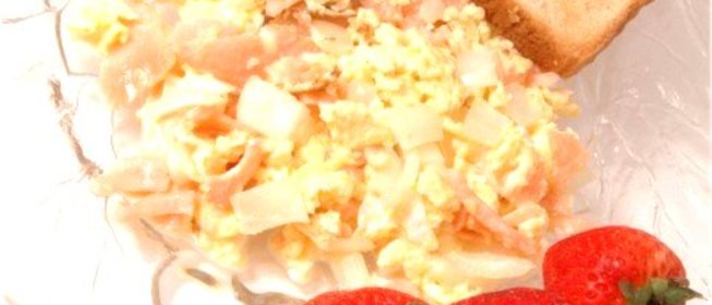 Омлет с копченым лососем, мацой и укропом