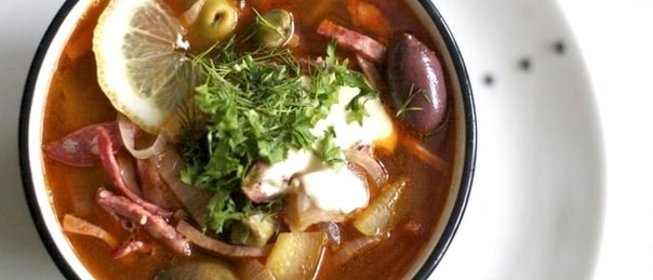 Мясная солянка с каперсами и солеными огурцами