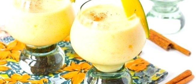 Молочный коктейль с манго и корицей