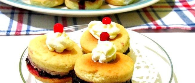 Печенье с кремом и вареньем