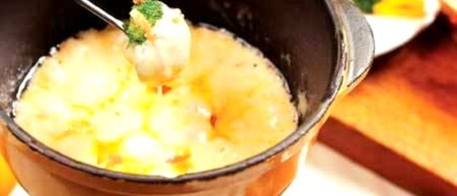 Сырное фондю с чесноком и вином