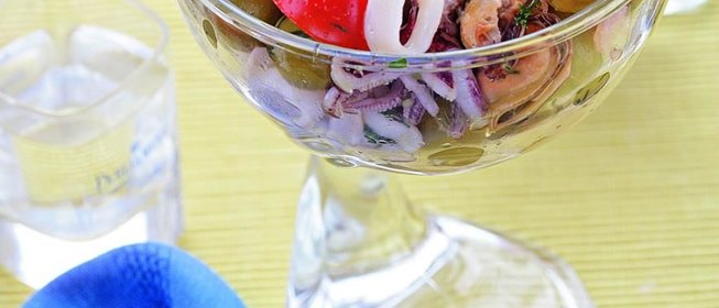 Морской коктейль с оливками и авокадо