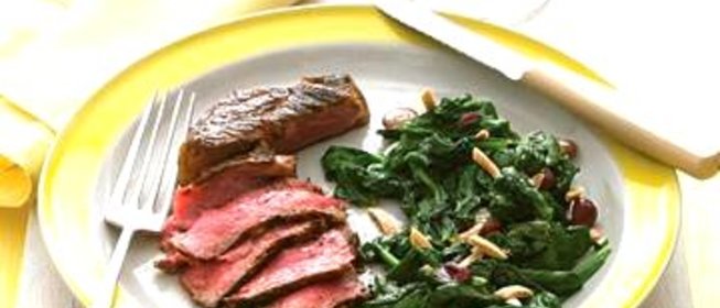 Стейк со шпинатом, виноградом и миндалем