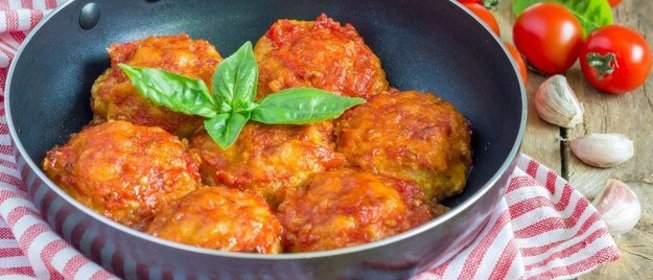 Рыбные котлеты в томатном соусе с базиликом