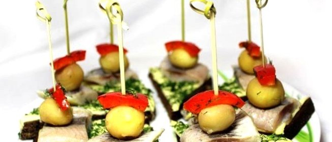 Закуска из черного хлеба с сельдью