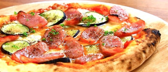 Пицца с баклажанами и колбасой