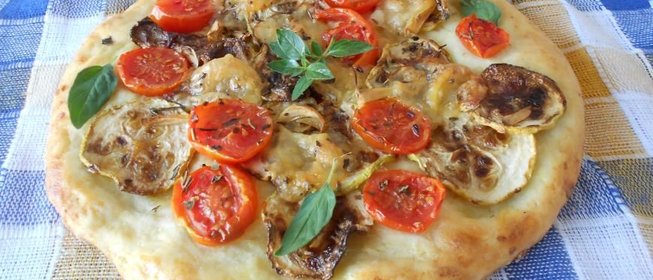 Картофельная пицца с томатами и кабачками