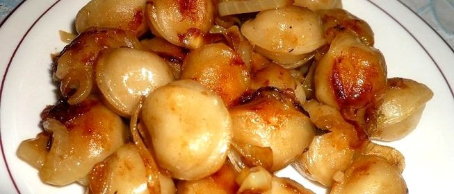Пельмени жареные с луком