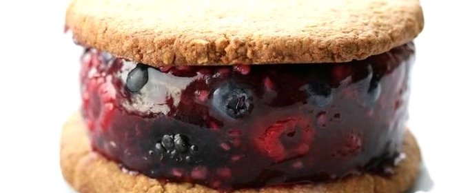 Желе из ягод в кокосовом печенье