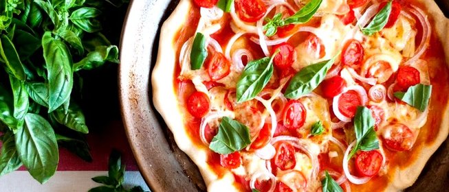 Пицца с помидорами черри