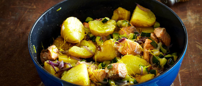 Рагу из молодого картофеля с лососем и цукини