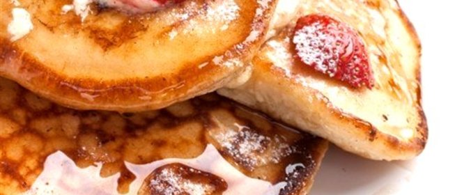 Оладьи по‑американски с клубникой и бананами