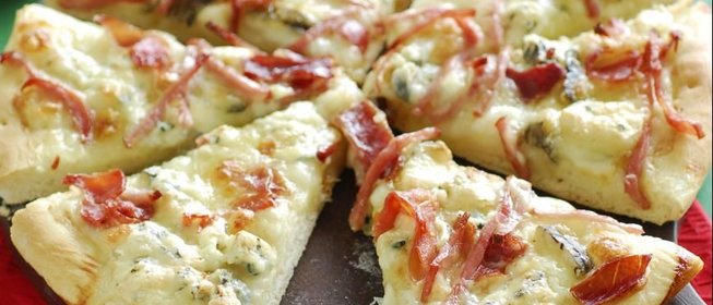 Пицца с моцареллой, горгонзолой и ветчиной