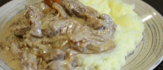 Свинина в сметанно - луковом соусе