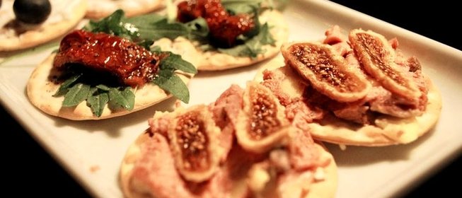 Тапас с фуа-гра, вялеными помидорами и козьим сыром