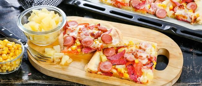 Пицца с ананасами и колбасой