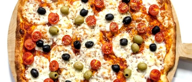 Пицца с оливками и помидорами