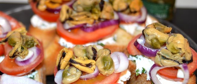 Брускетта с помидорами и мидиями