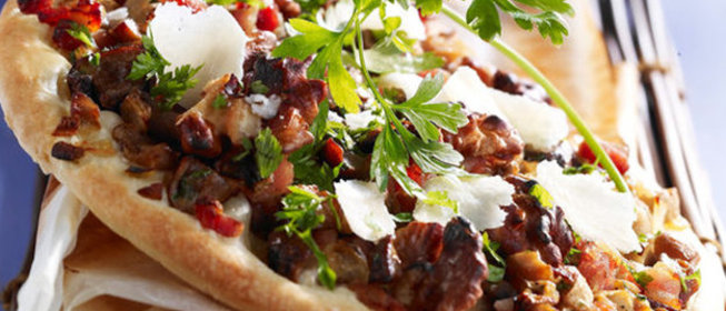 Пицца с грибами и беконом