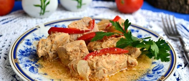 Свинина в сметанно-томатном соусе на пару