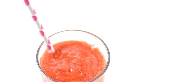 Смузи из манго и ягод