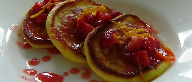 Оладьи из рикотты с клубнично-апельсиновым соусом