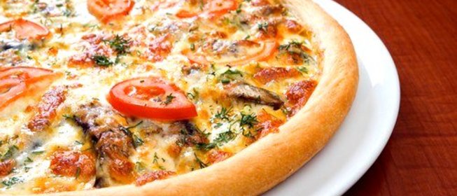 Пицца с ветчиной, помидорами и артишоками