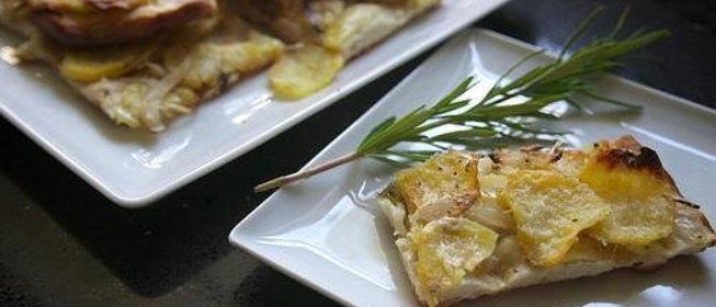 Картофельная пицца с розмарином