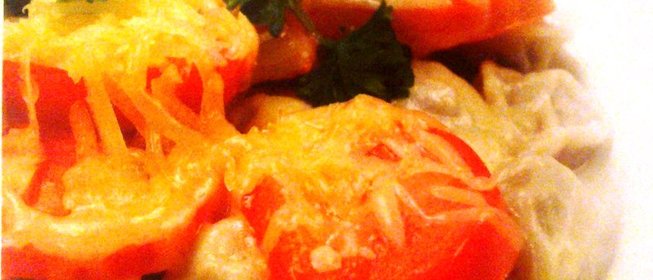 Пельмени с помидорами и сыром
