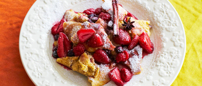 Суфле-омлет на сковороде с ягодным соусом