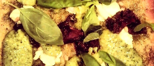 Пицца с соусом сальса верде, вялеными томатами и рикоттой