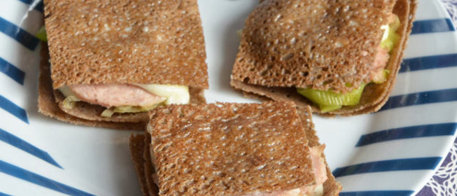 Блинчики с консервированной ветчиной и луком-порей