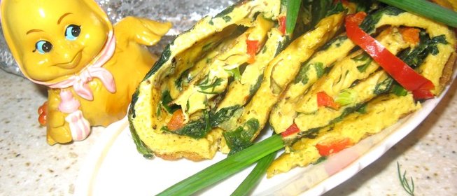 Омлетный рулет со шпинатом, зеленью и сладким перчиком