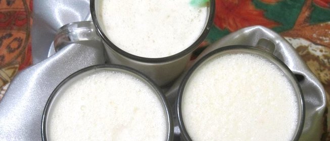 Молочный коктейль с бананом и мороженым