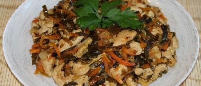 Куриное филе, тушенное с морской капустой